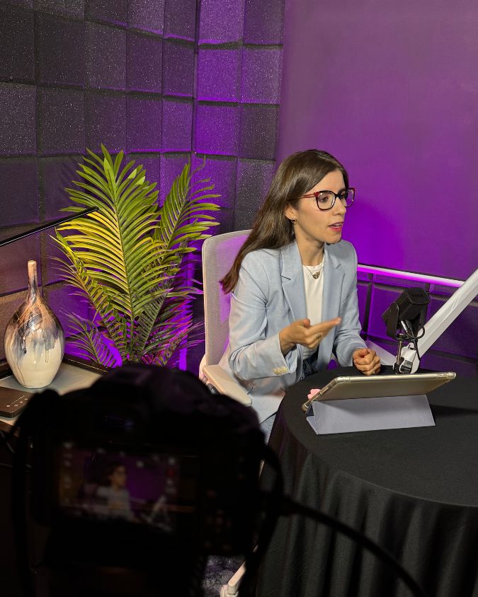 Janeth Perez Montes Conduciendo su podcast
